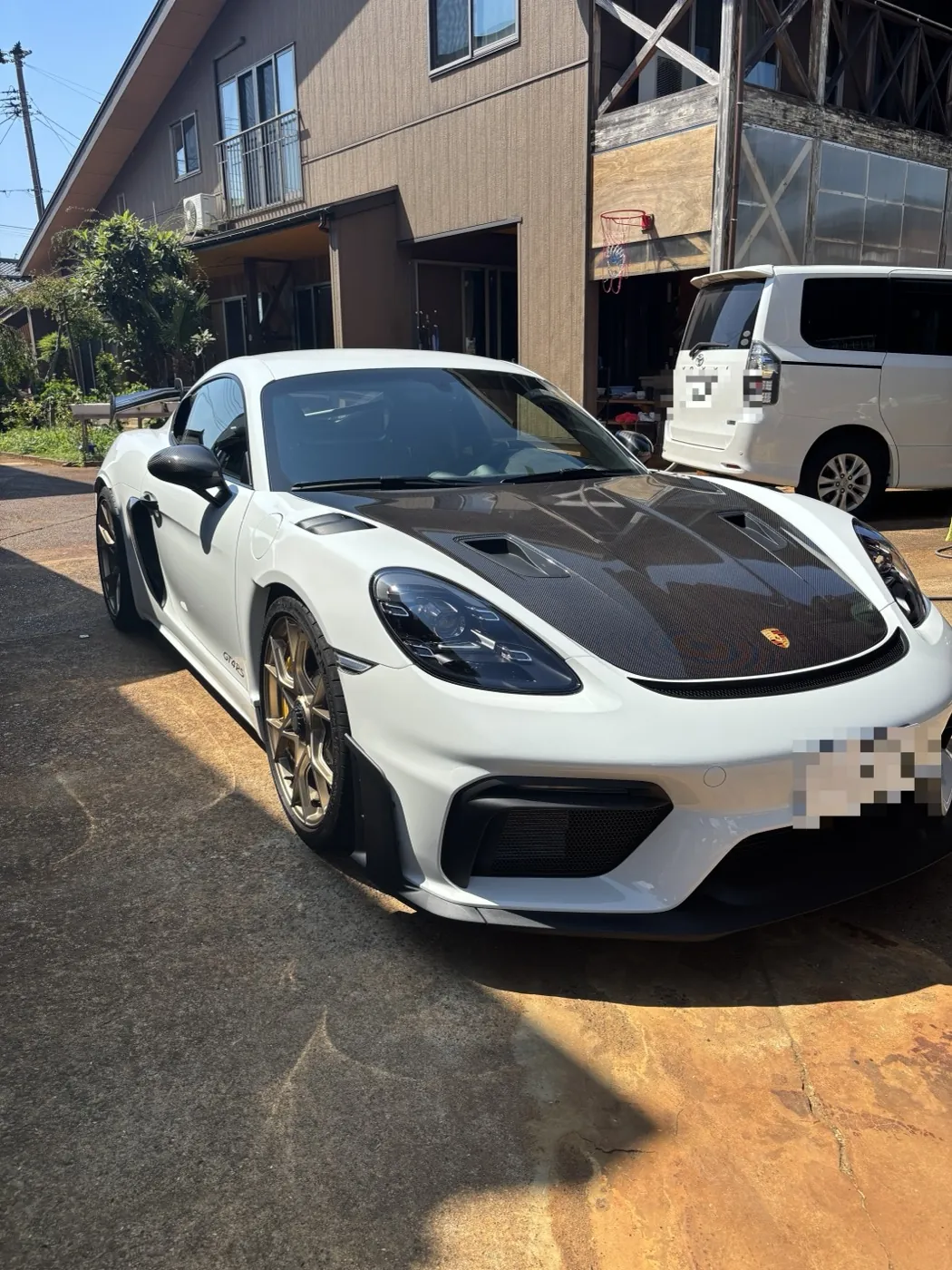 ガラスコーティングの施工事例（ポルシェ 718 Cayman GT4 RS）